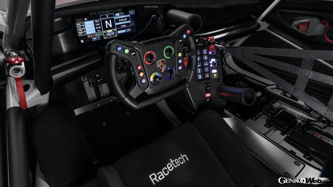 ポルシェの最新カスタマー向けレーシングカー新型「911 GT3 R」のコクピット。