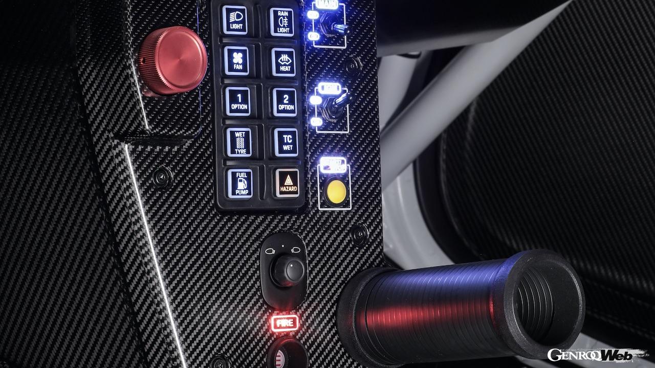 ポルシェの最新カスタマー向けレーシングカー新型「911 GT3 R」のコクピット。