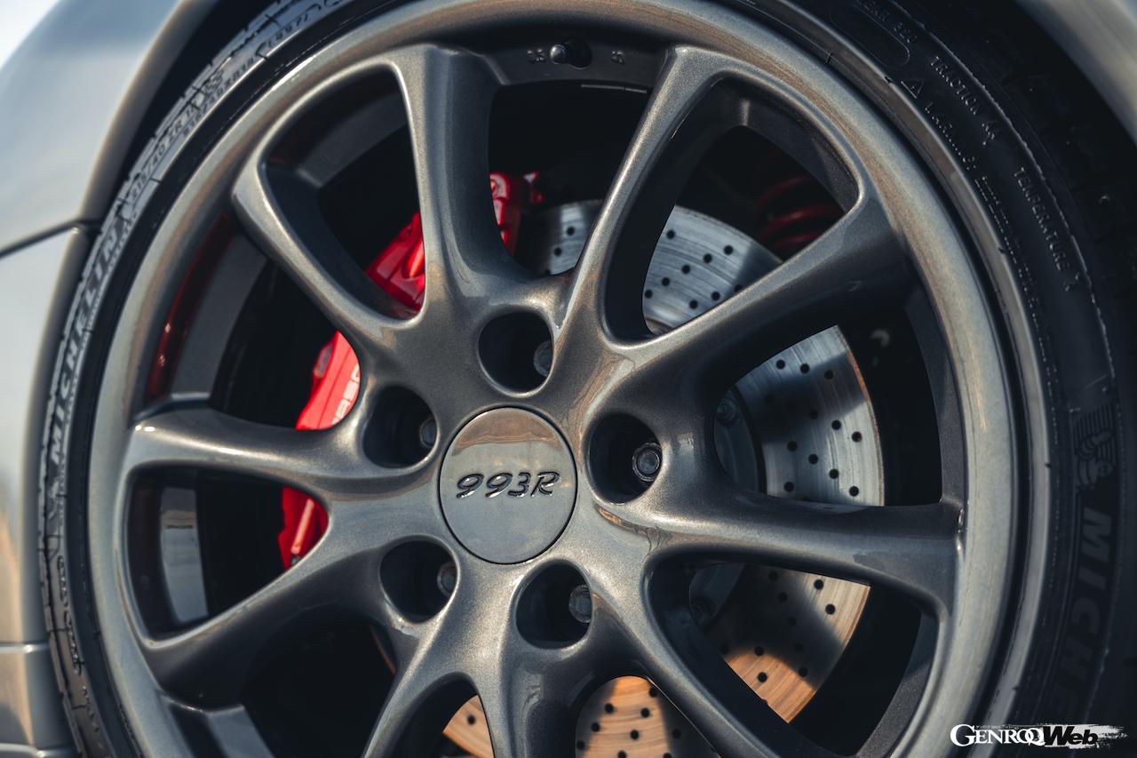 英国のポール・スティーブンス・オートアートが開発した「993R」の996 GT3 RS用18インチホイール。