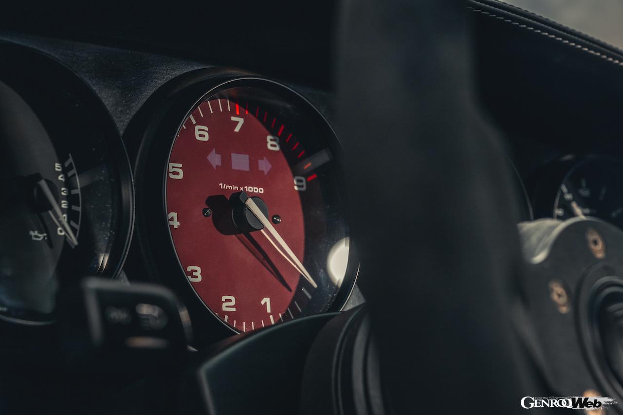 英国のポール・スティーブンス・オートアートが開発した「993R」のインテリア。