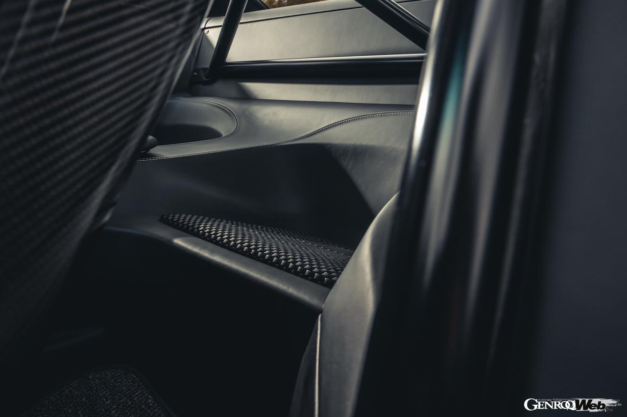 英国のポール・スティーブンス・オートアートが開発した「993R」のインテリア。