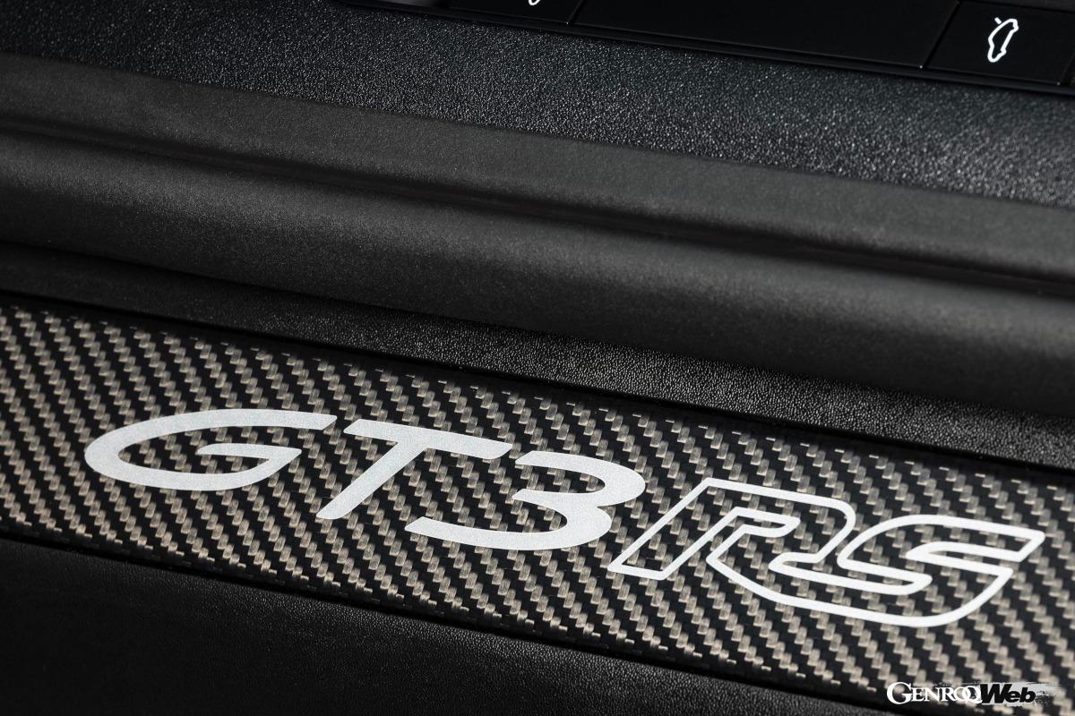 公道走行可能な最強の911として開発された「ポルシェ 911 GT3 RS」のインテリア。