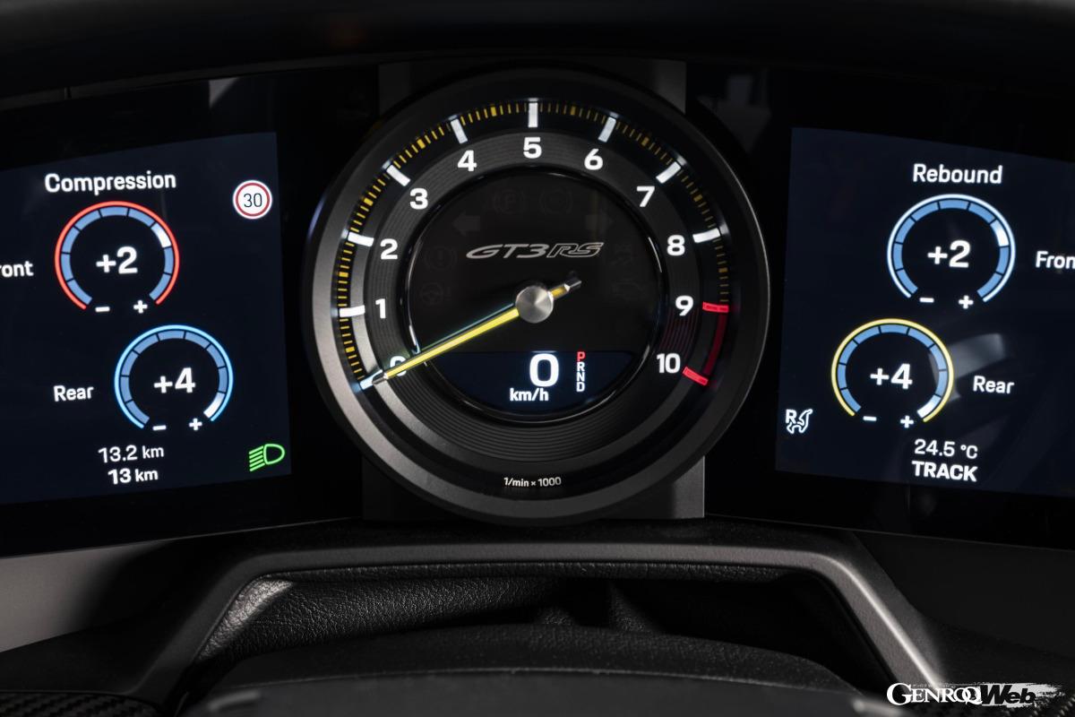 公道走行可能な最強の911として開発された「ポルシェ 911 GT3 RS」のインテリア。