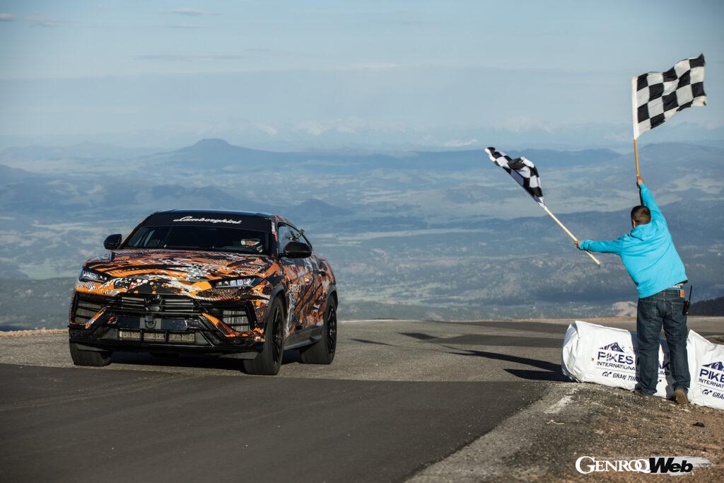 ワールドプレミアに先立って、ウルス ペルフォマンテはパイクスピーク・インターナショナル・ヒルクライムのコースに挑戦。レースデイ記録にはならないものの、市販車SUV最高記録となる10分32秒064で走破した。