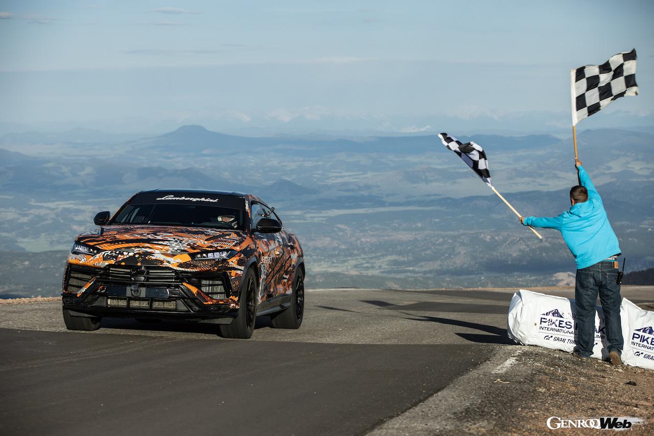 ワールドプレミアに先立って、ウルス ペルフォマンテはパイクスピーク・インターナショナル・ヒルクライムのコースに挑戦。レースデイ記録にはならないものの、市販車SUV最高記録となる10分32秒064で走破した。