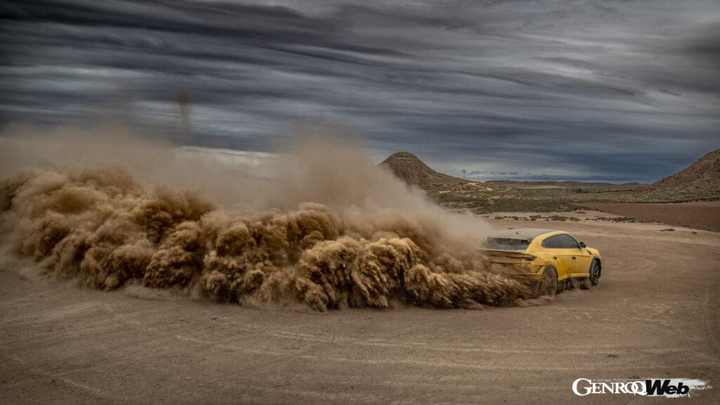 ランボルギーニ ウルス ペルフォマンテの走行シーン。