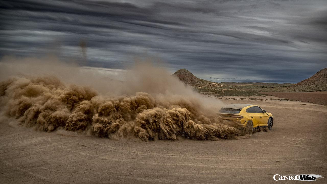 ランボルギーニ ウルス ペルフォマンテの走行シーン。