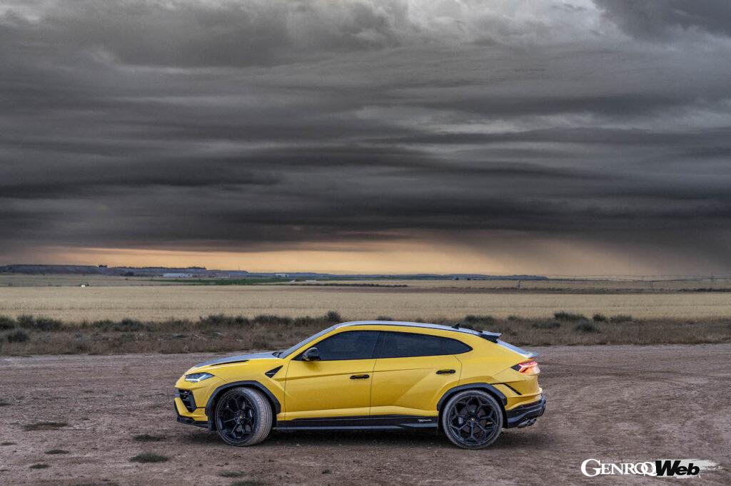 ランボルギーニ ウルス ペルフォマンテの走行シーン。