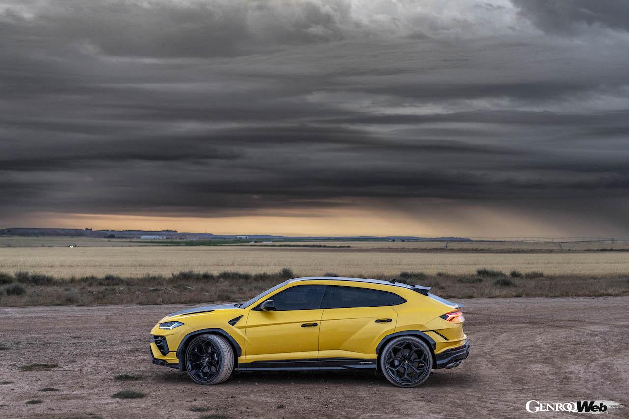 ランボルギーニ ウルス ペルフォマンテの走行シーン。