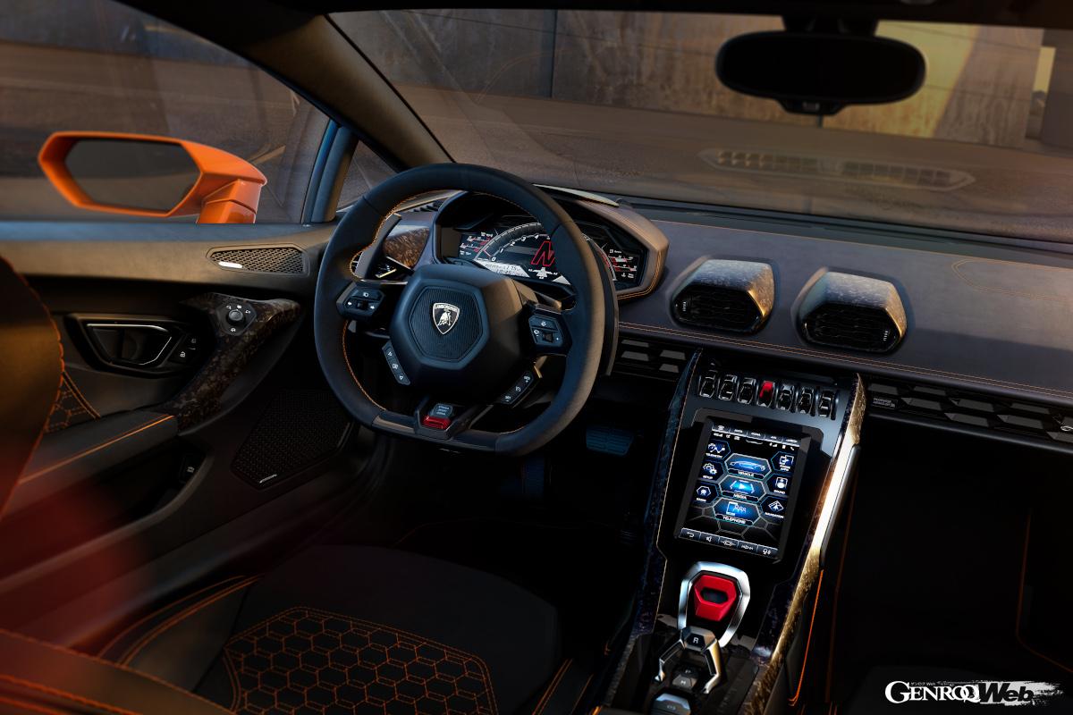 ランボルギーニ ウラカンEVOの室内。硬派なスポーツカーらしい、ストイックなコクピット。