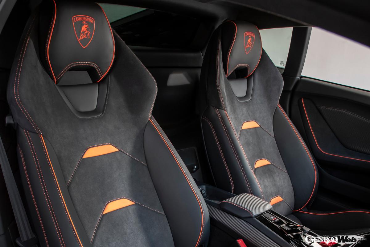 ランボルギーニ ウラカンEVOに装着されるシートはホールド性に優れたスポーツシート。