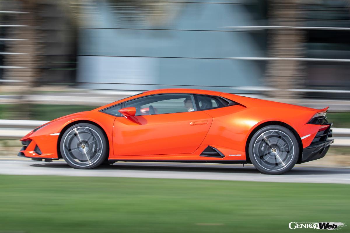 ウェッジシェイプこそランボルギーニ ウラカンを象徴するデザイン要素だ。