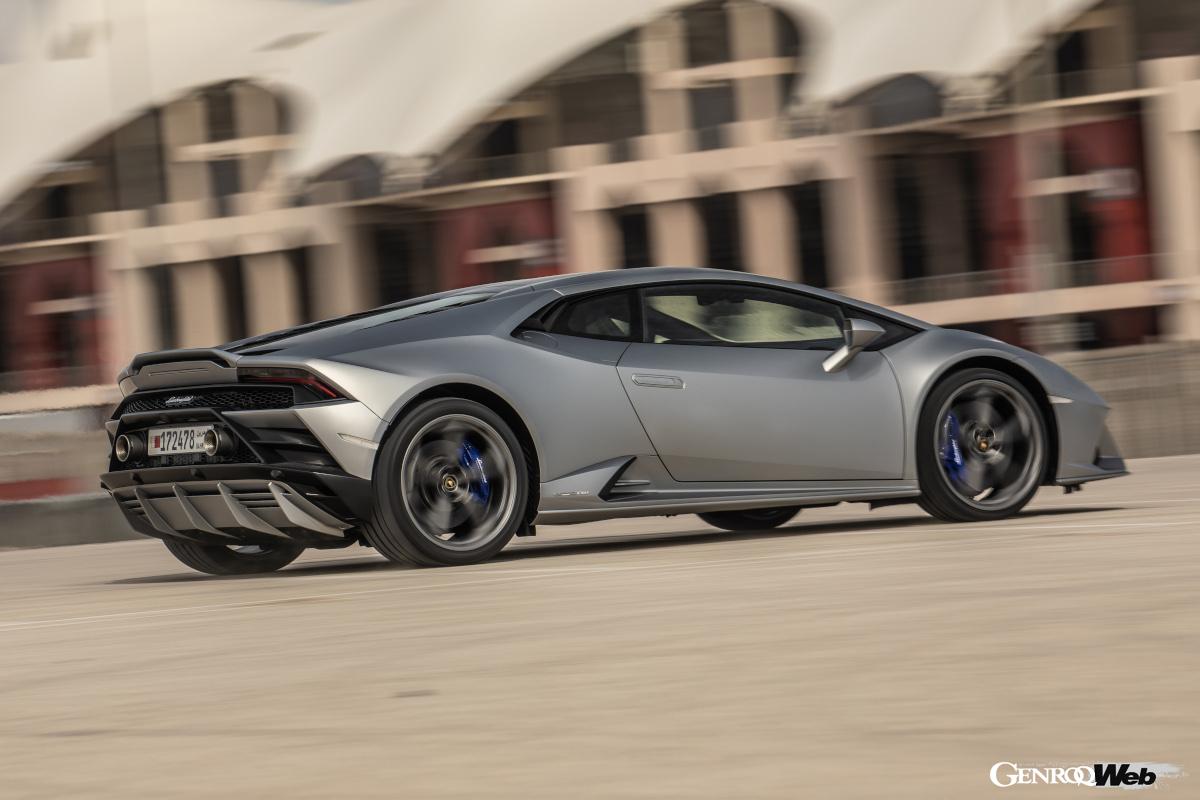 ウェッジシェイプこそランボルギーニ ウラカンを象徴するデザイン要素だ。