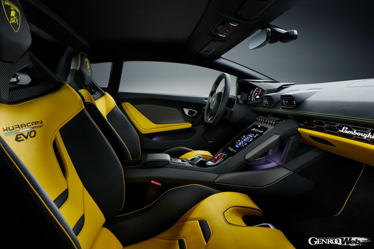 ランボルギーニ ウラカンEVO RWDの室内はランボルギーニ ウラカンEVOと同じデザインだ。
