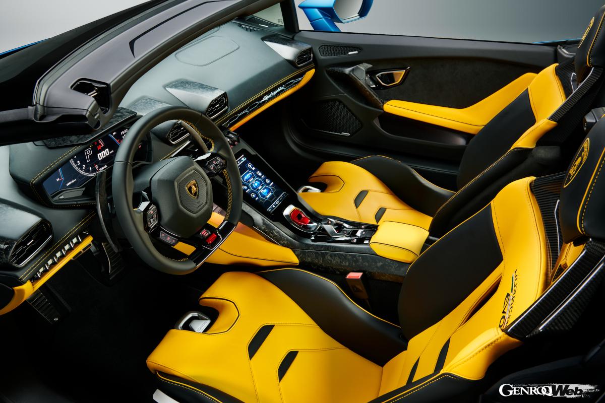 ランボルギーニ ウラカンEVO RWD スパイダーの室内はランボルギーニ ウラカン EVO スパイダーと同じデザインだ。