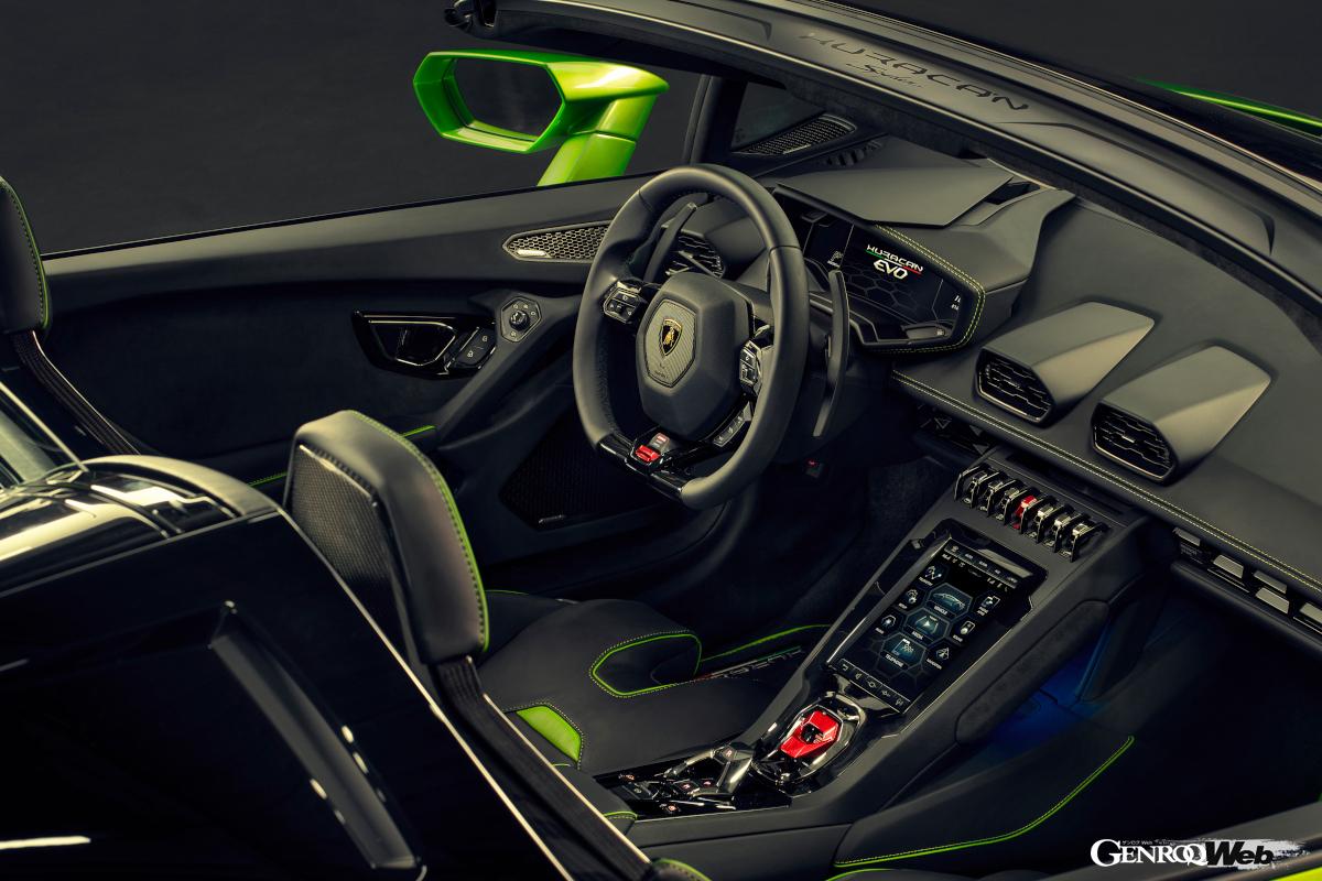 ウラカンEVOスパイダーのコクピット。クーペとスパイダーでコクピットの主要レイアウトは変わらない。センタートンネルのアームレストにルーフとリヤウインドウの開閉スイッチが追加される。