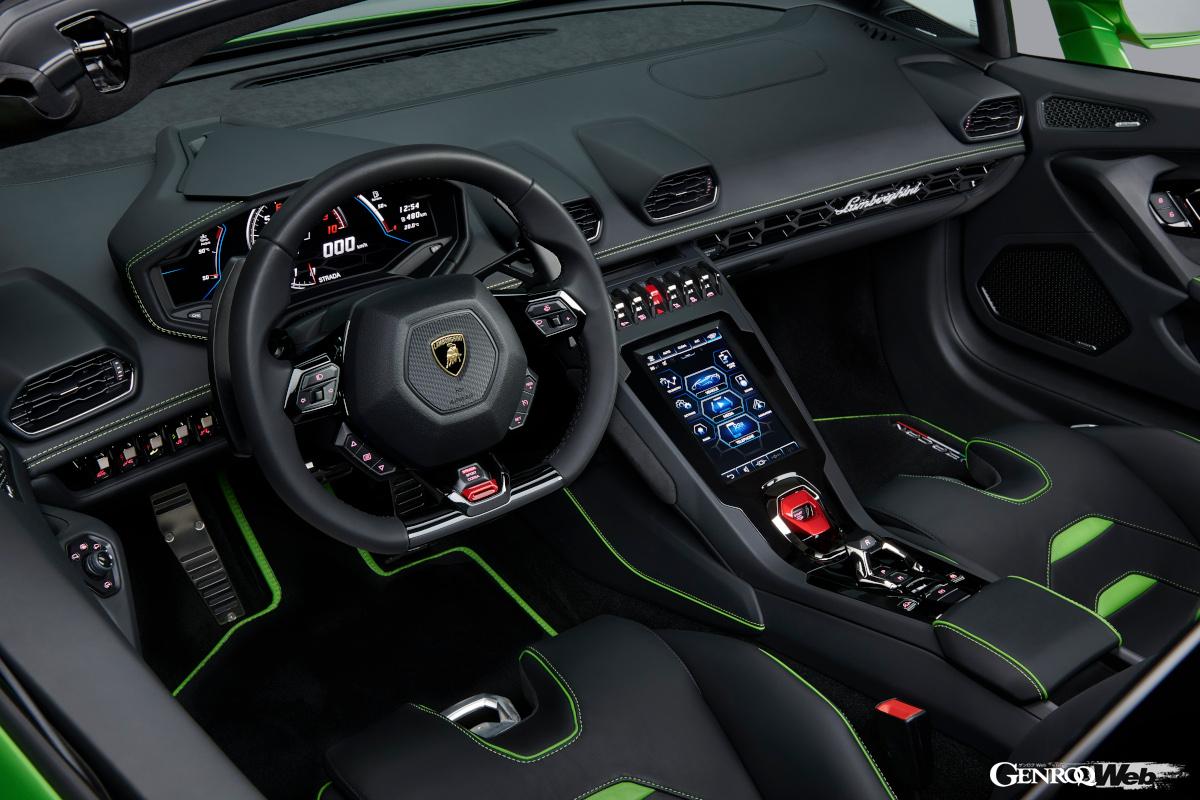 ウラカンEVOスパイダーのコクピット。クーペとスパイダーでコクピットの主要レイアウトは変わらない。センタートンネルのアームレストにルーフとリヤウインドウの開閉スイッチが追加される。