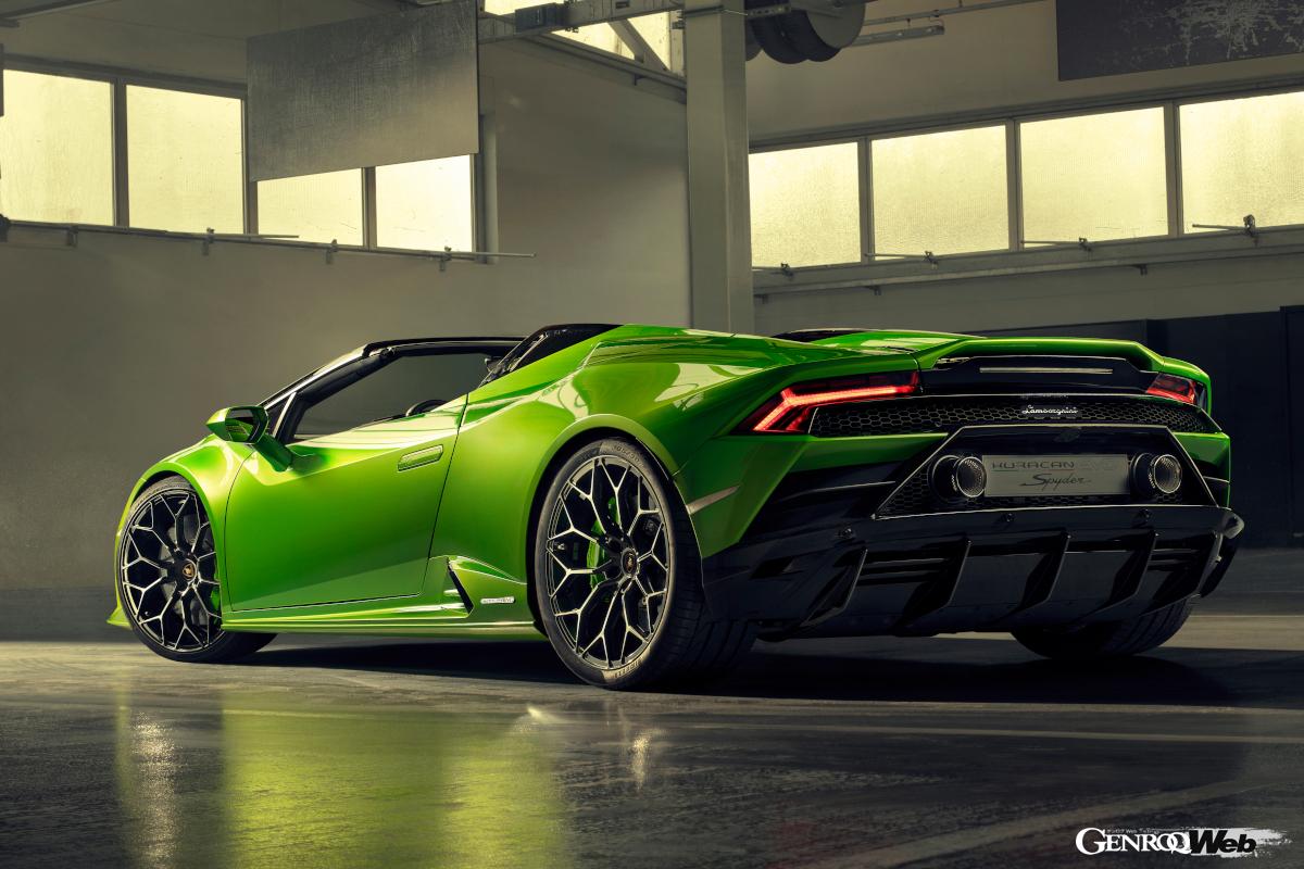 ウラカン EVO スパイダーのエクステリアはルーフを上げても下ろしても美しい。