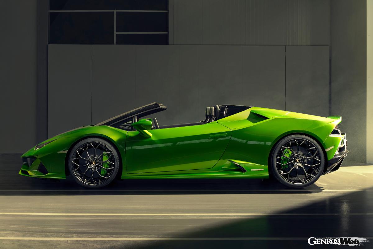 ウラカン EVO スパイダーのエクステリアはルーフを上げても下ろしても美しい。