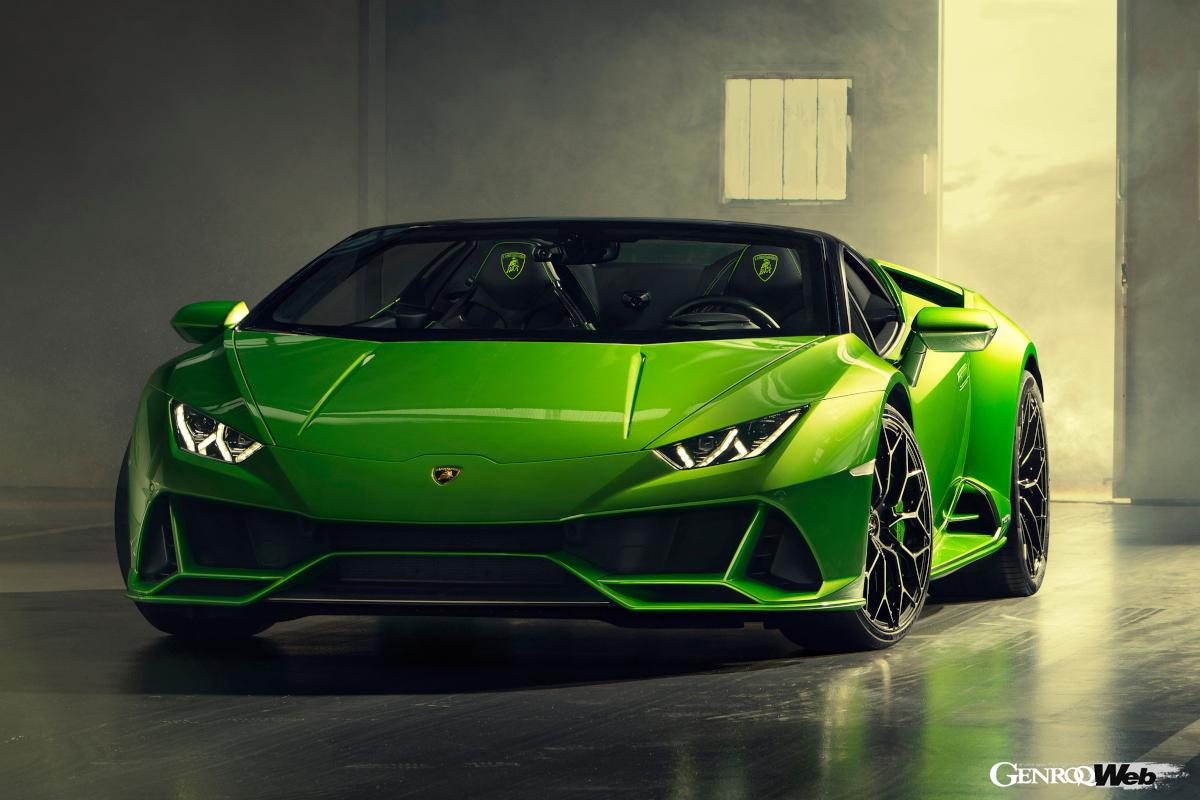 ルーフを下ろしたウラカン EVO スパイダー。コクピットの露出が少ないこともあるが、風の巻き込みは最小限だ。