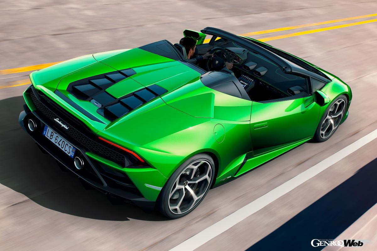 ルーフを下ろしたウラカン EVO スパイダー。コクピットの露出が少ないこともあるが、風の巻き込みは最小限だ。