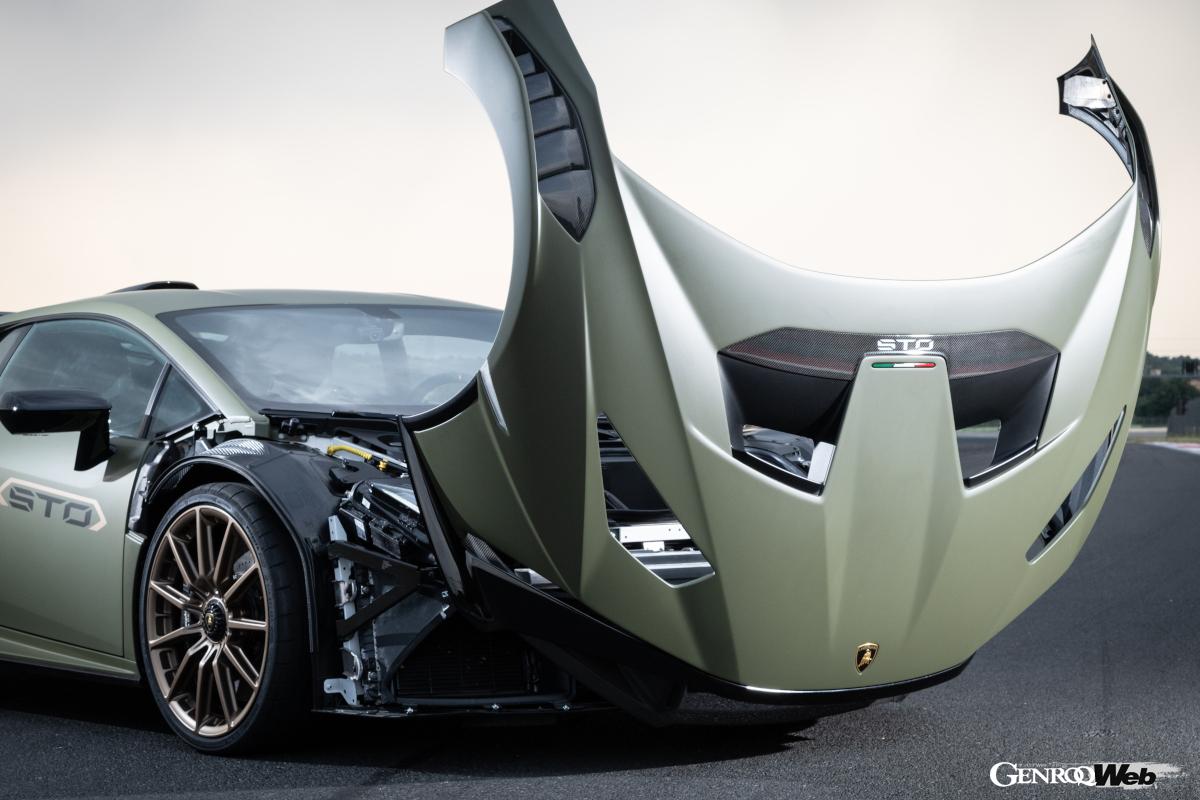 レーシングカーをモチーフとしたウラカン STO。フロントフェンダーとボンネットが一体化したコファンゴを採用する。