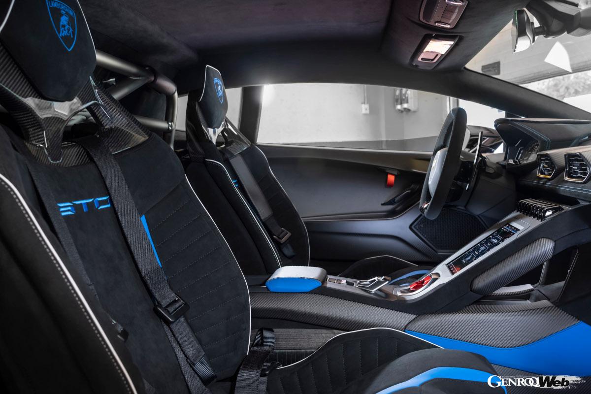 ウラカン STOはサーキット向けのレーシングシートかスポーツシートが選択可能だ。