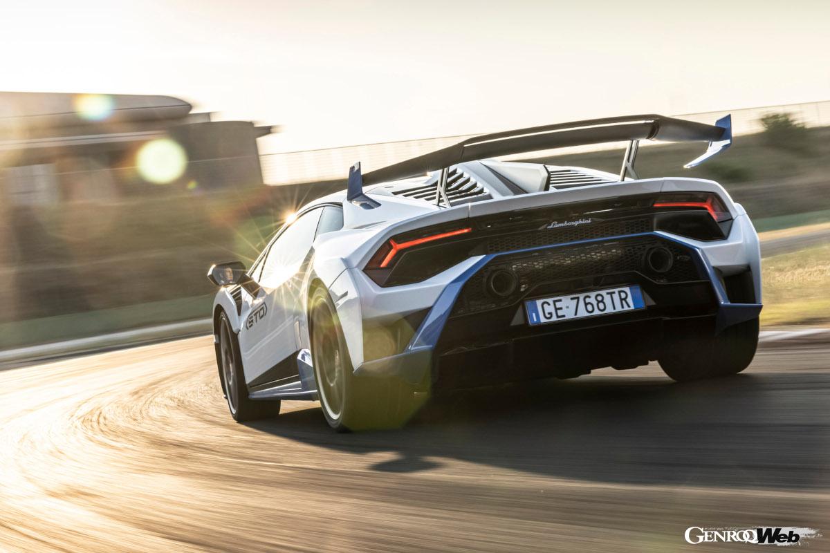 レーシングカーのスーパートロフェオからの技術フィードバックもあるウラカン STO。EVOと較べて約80kg軽量だ。