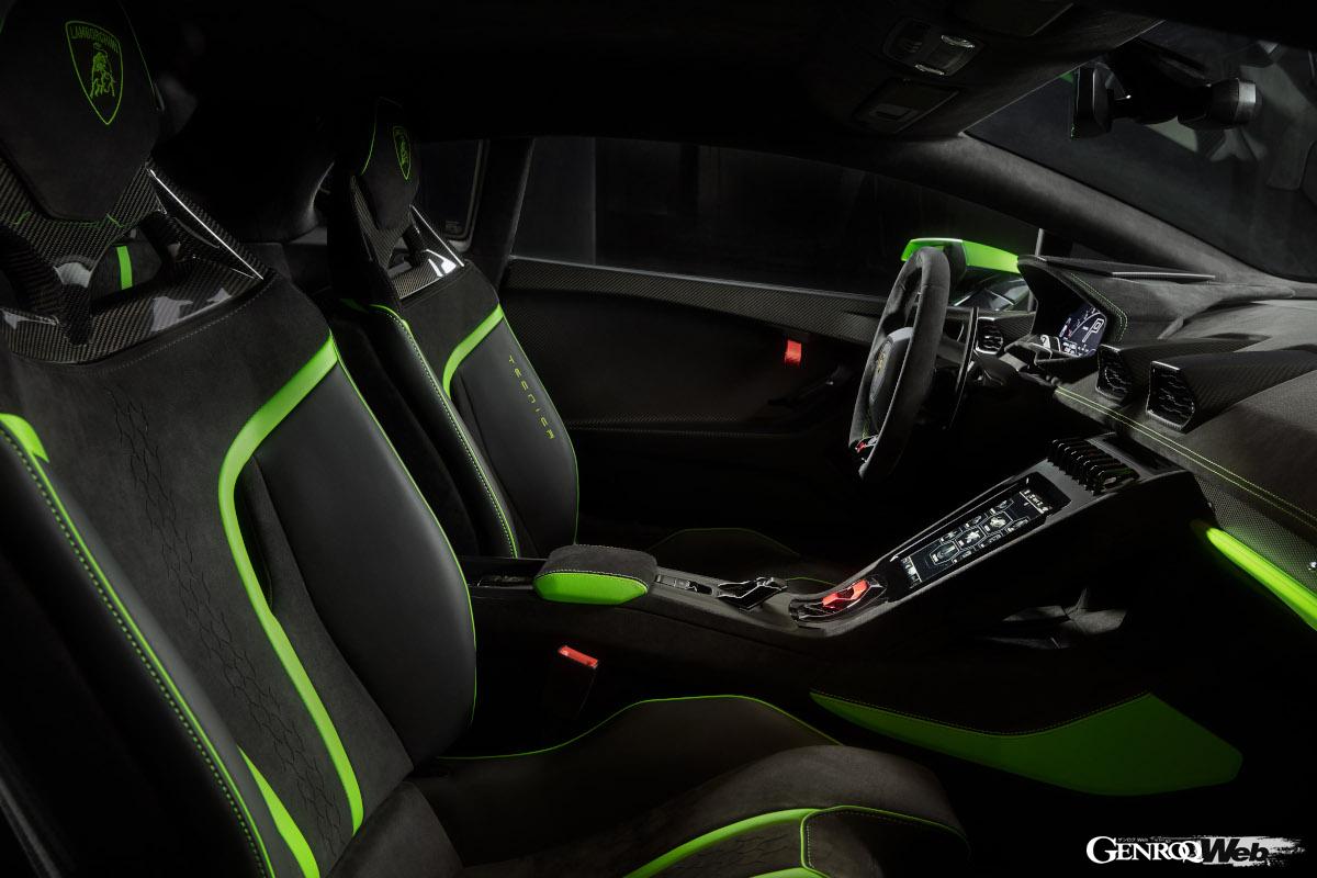 ウラカン テクニカには新形状のスポーツシートが装着される。そのほかは大まかに言ってウラカンの他のグレードと変わるところはない。