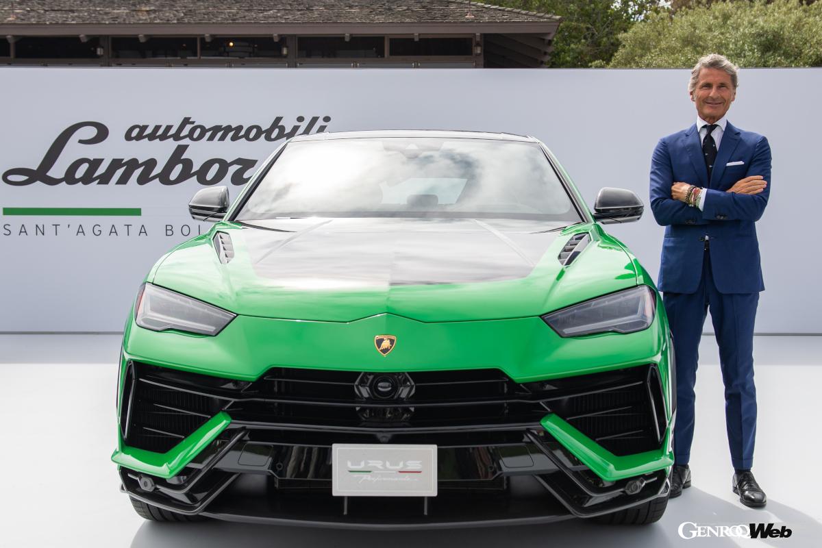 モントレー・カーウイークで発表されたウルス ペルフォルマンテ。ステファン・ヴィンケルマンCEOによってアンベールされた。