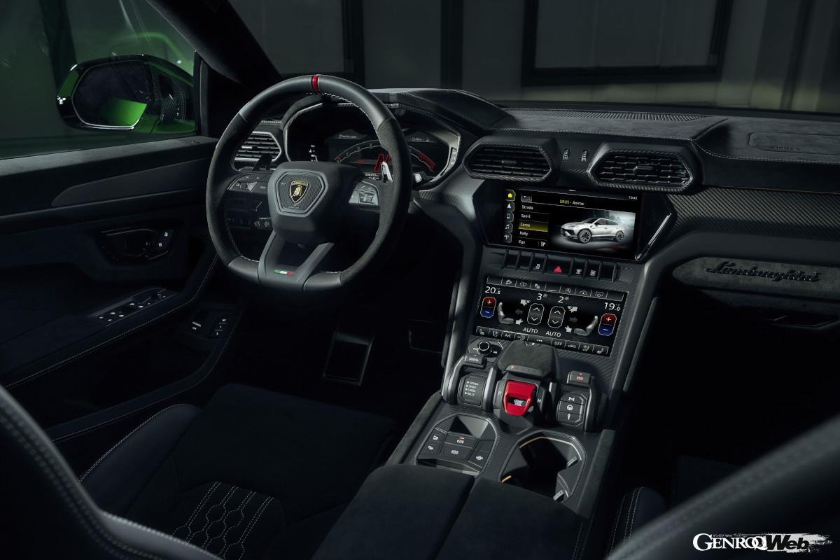 ステアリングホイールはマットブラック仕上げのアルカンターラ巻き。アルミ製インテリアトリムはブラックアルマイト加工が施された。