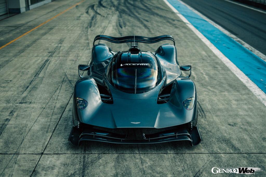 アストンマーティン ヴァルキリー AMR プロ。1051psを発揮するコスワース製6.5リッターV12自然吸気エンジンを搭載し、そのシステム出力は1176psに達するハイブリッドハイパーカーだ。
