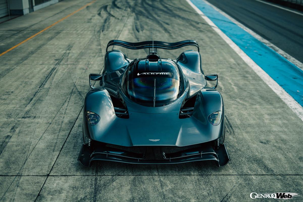 アストンマーティン ヴァルキリー AMR プロ。1051psを発揮するコスワース製6.5リッターV12自然吸気エンジンを搭載し、そのシステム出力は1176psに達するハイブリッドハイパーカーだ。