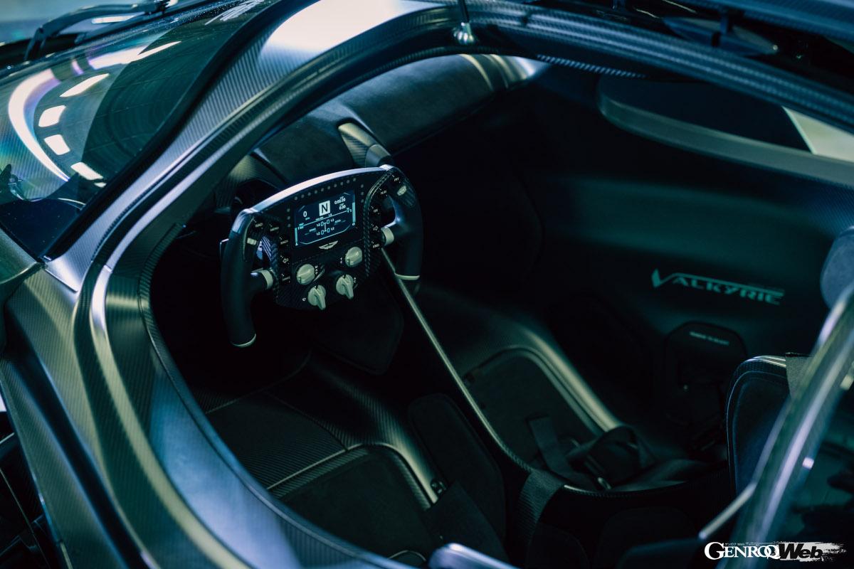 きちんと助手席もあるヴァルキリー AMR プロの室内。ステアリングはレーシングカーにも採用されるレースタイプが備わる。