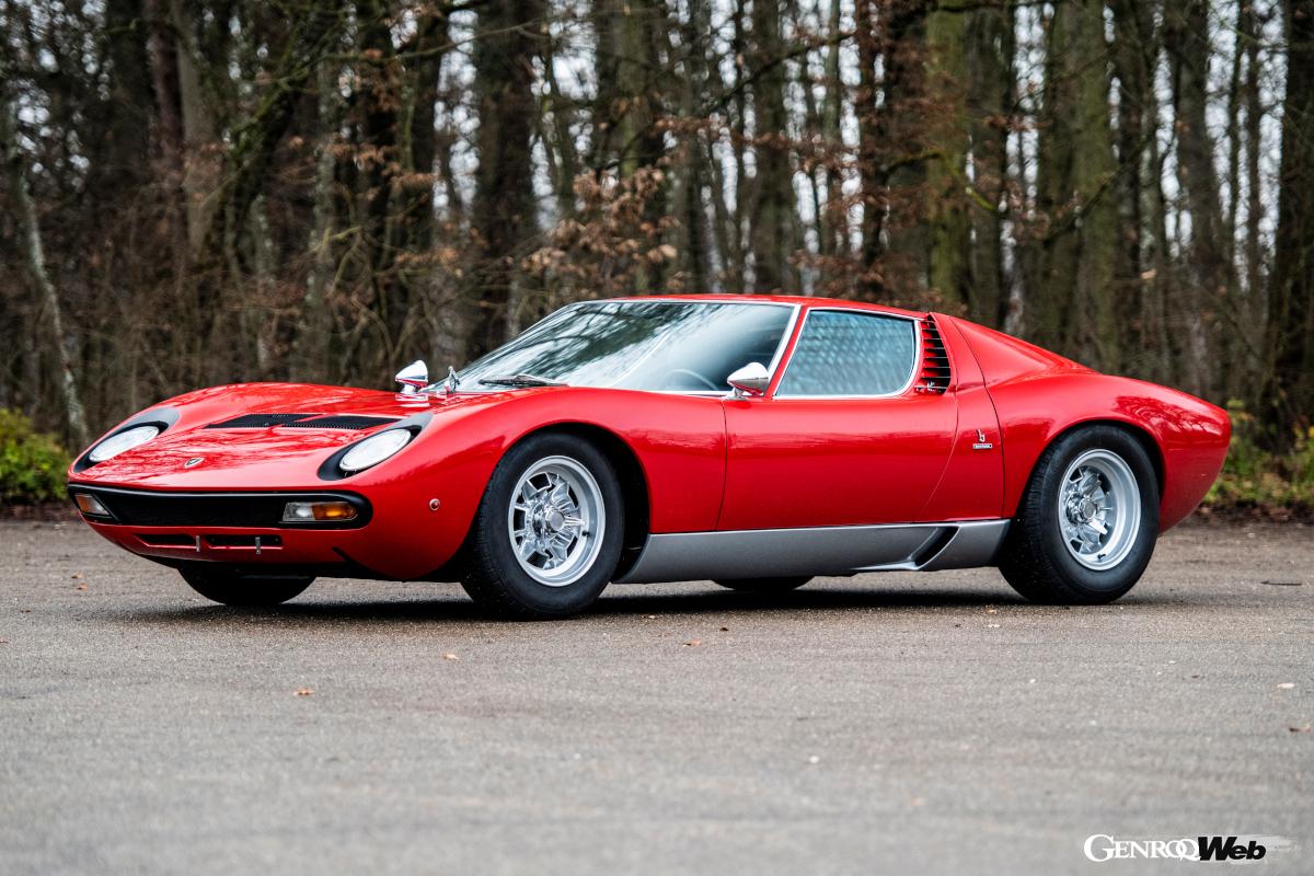 ランボルギーニ・ミウラ。言うまでもなくミッドシップスーパーカーの尖兵として登場した。エンジンは横置きだ。