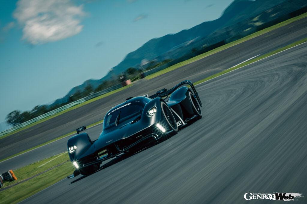 富士スピードウェイを駆け抜けるアストンマーティン ヴァルキリー AMR プロ。強大なダウンフォースで高いコーナーリング速度を見せる。