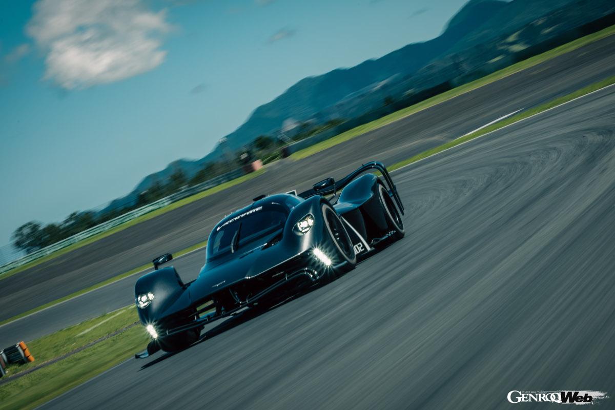 富士スピードウェイを駆け抜けるアストンマーティン ヴァルキリー AMR プロ。強大なダウンフォースで高いコーナーリング速度を見せる。
