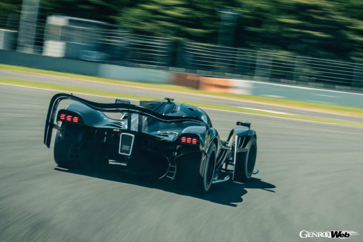 富士スピードウェイを駆け抜けるアストンマーティン ヴァルキリー AMR プロ。強大なダウンフォースで高いコーナーリング速度を見せる。