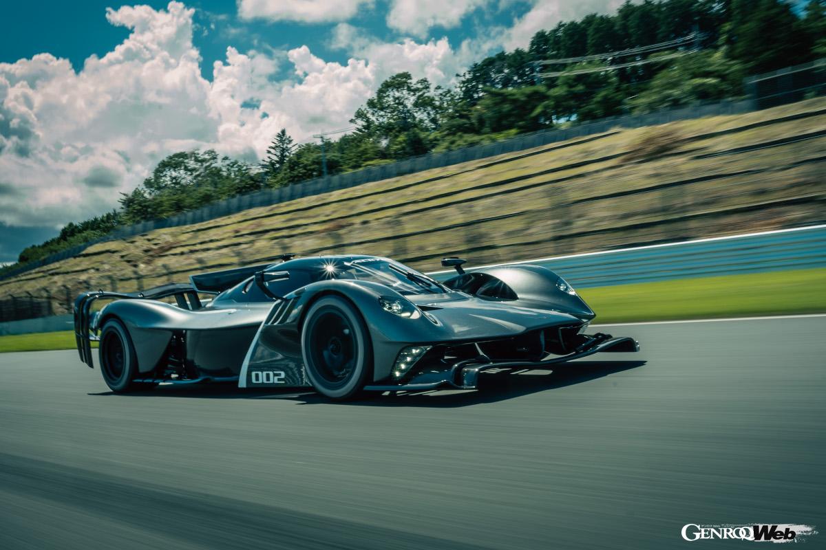 アストンマーティン ヴァルキリー AMR プロ。1051psを発揮するコスワース製6.5リッターV12自然吸気エンジンを搭載し、そのシステム出力は1176psに達するハイブリッドハイパーカーだ。