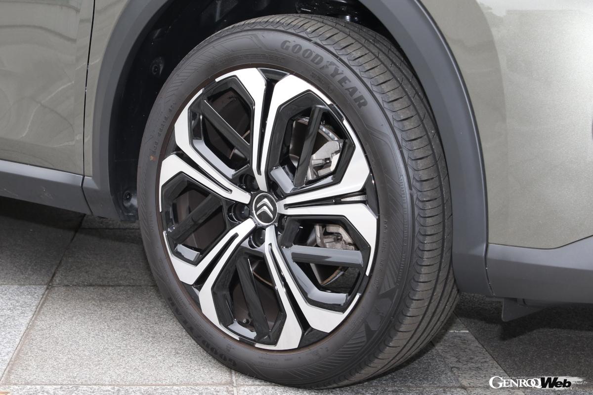 全高は低めだが、タイヤの外径は720mmと大径でSUV的な最低地上高を持っている。