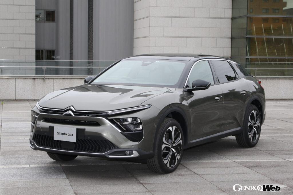 シトロエンの新たなるフラッグシップ「C5 X」。様々な車型の要素を併せ持つ独創的なスタイリングが特徴だ。