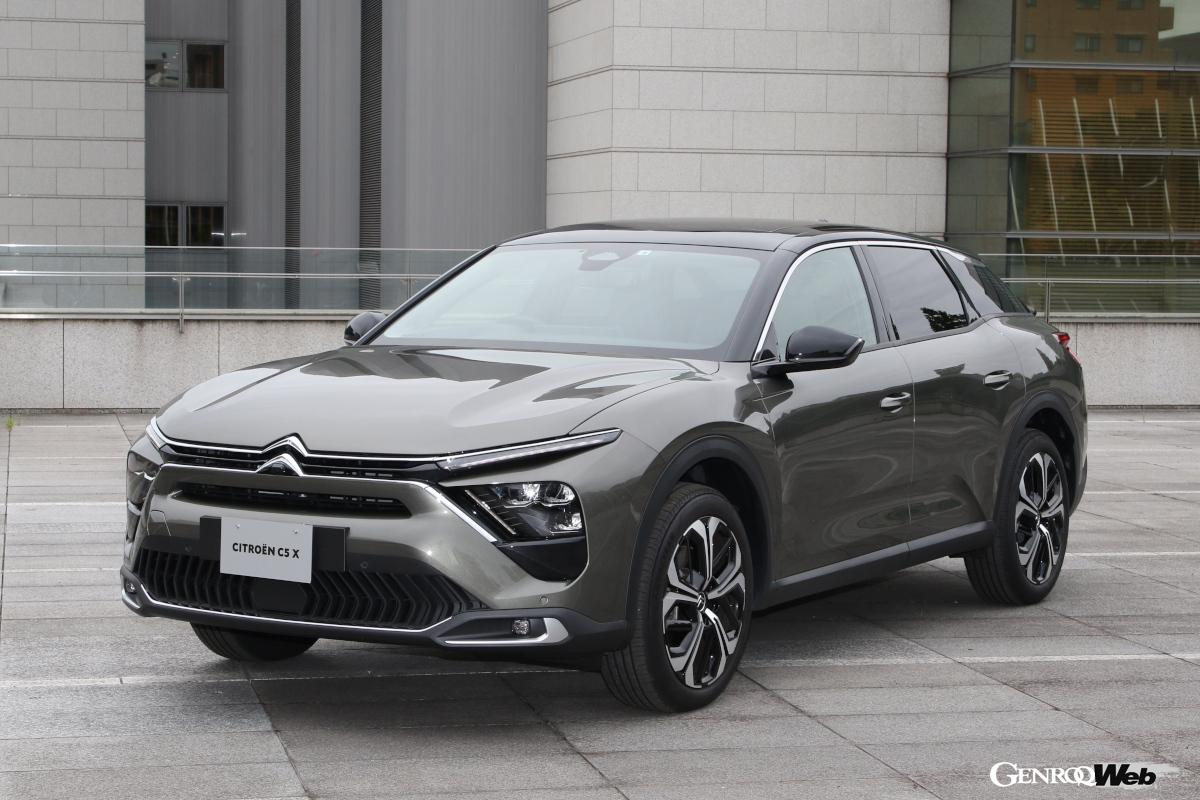 シトロエンの新たなるフラッグシップ「C5 X」。様々な車型の要素を併せ持つ独創的なスタイリングが特徴だ。