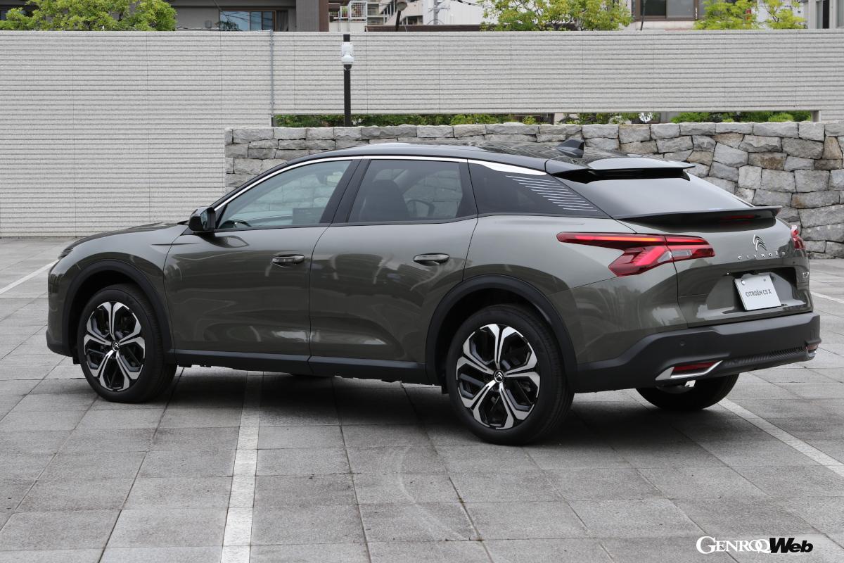 全高は低めだが、タイヤの外径は720mmと大径でSUV的な最低地上高を持っている。