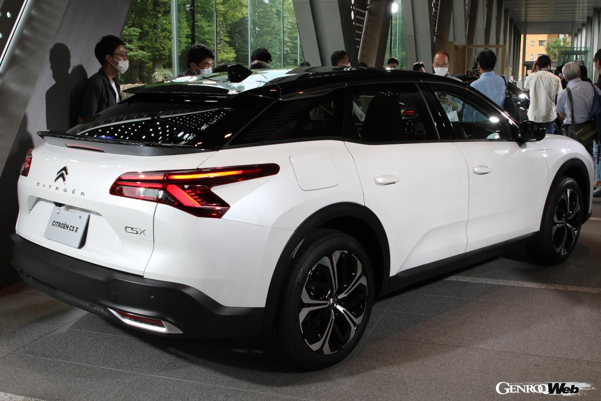 全高は低めだが、タイヤの外径は720mmと大径でSUV的な最低地上高を持っている。