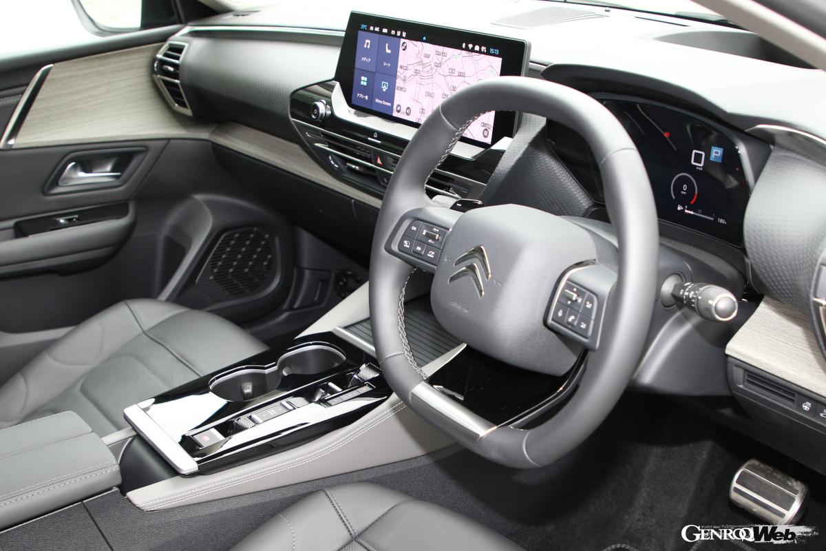 センター上部にレイアウトされた大型12インチタッチスクリーンや、大型のHUDによって、視線を外すことなく、車速やナビはもちろん、電話やインフォテインメントなど様々な情報を得られるという。