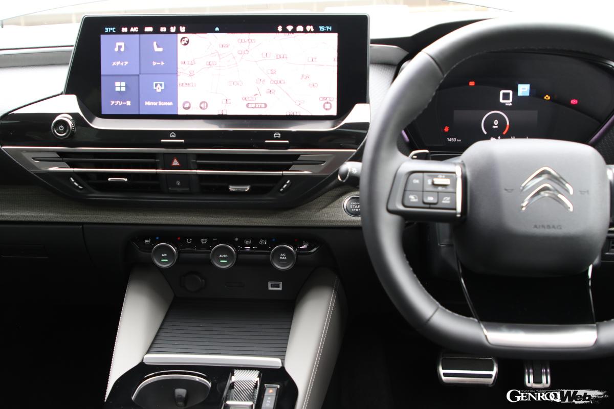 センター上部にレイアウトされた大型12インチタッチスクリーンや、大型のHUDによって、視線を外すことなく、車速やナビはもちろん、電話やインフォテインメントなど様々な情報を得られるという。