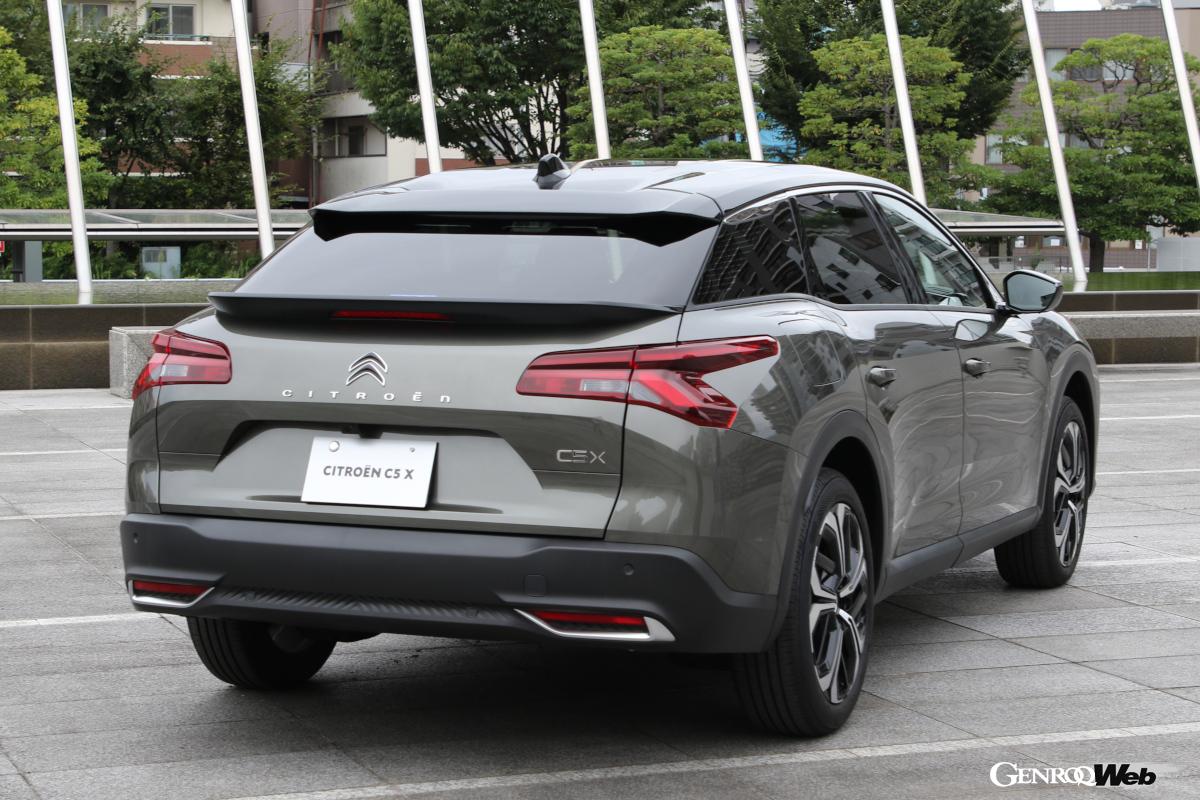 全高は低めだが、タイヤの外径は720mmと大径でSUV的な最低地上高を持っている。