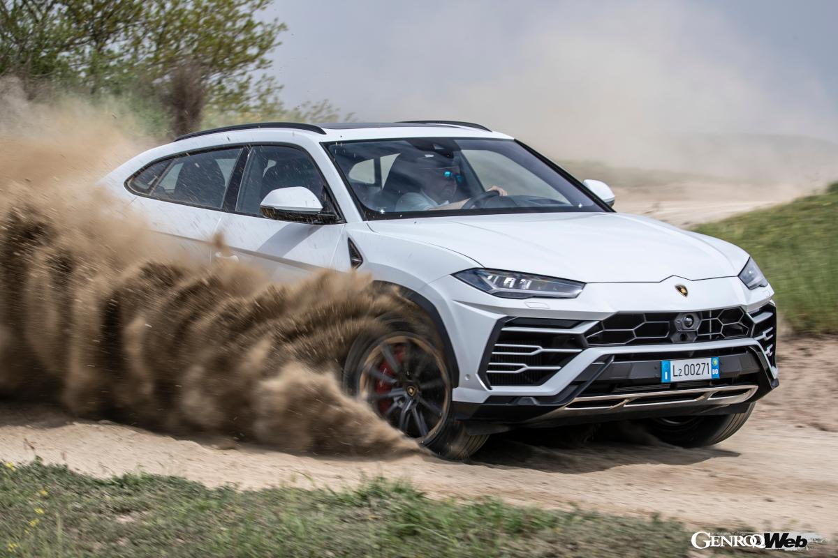 豪快にダートを走るウルス。ANIMAではサッビアやネーヴェなど、砂漠や雪に細かくあわせるモードも用意される。