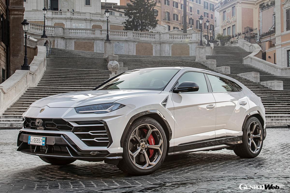 オンロードでも高い性能を発揮するウルス。