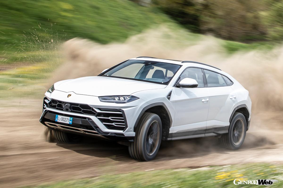 豪快にダートを走るウルス。ANIMAではサッビアやネーヴェなど、砂漠や雪に細かくあわせるモードも用意される。